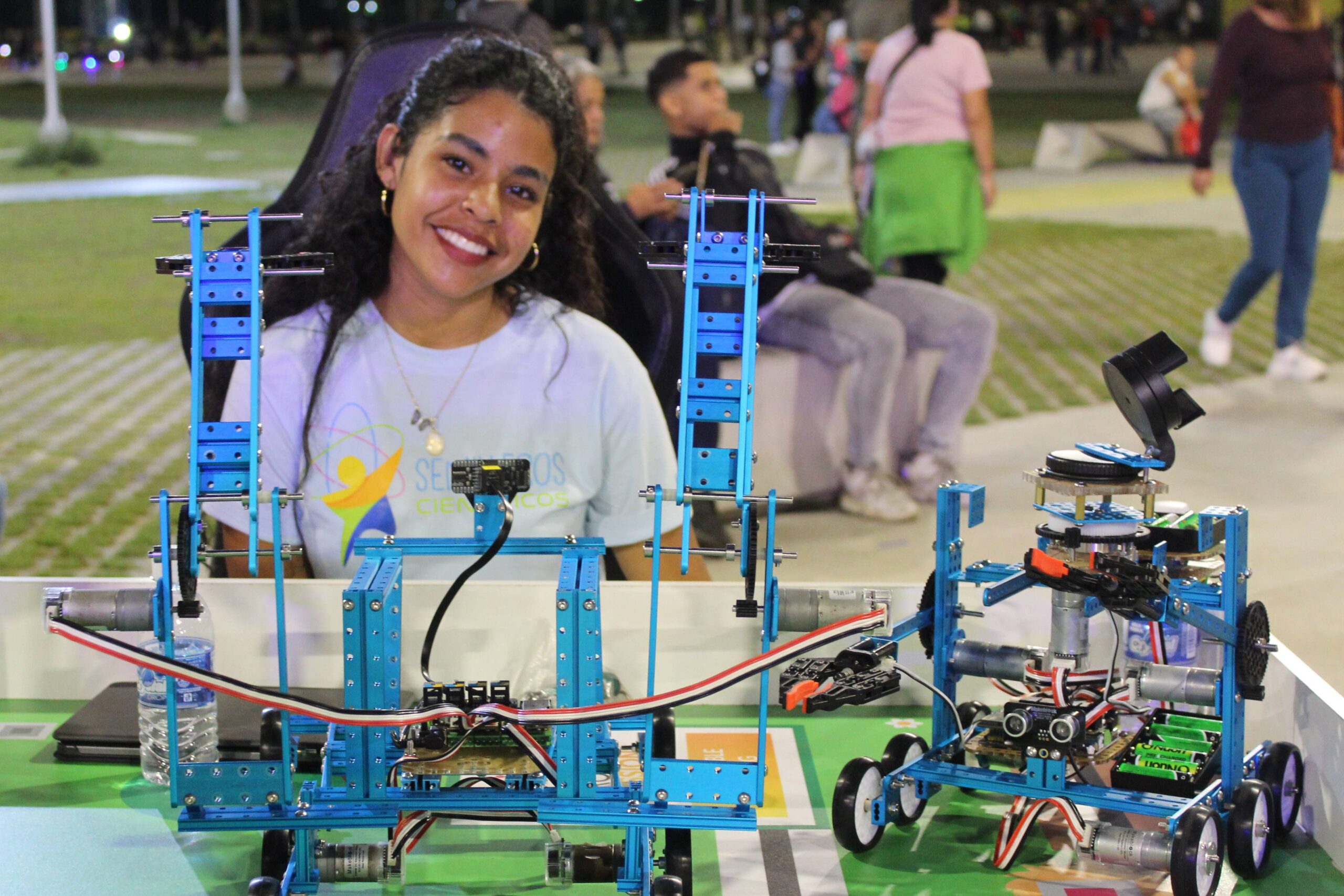 Jóvenes venezolanos en concurso de robótica